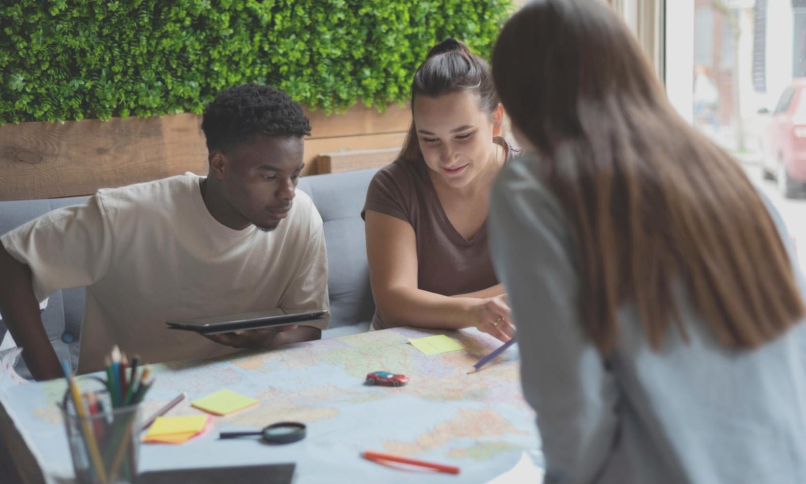 Bureau de formation avec vue sur l'espace de travail collaboratif